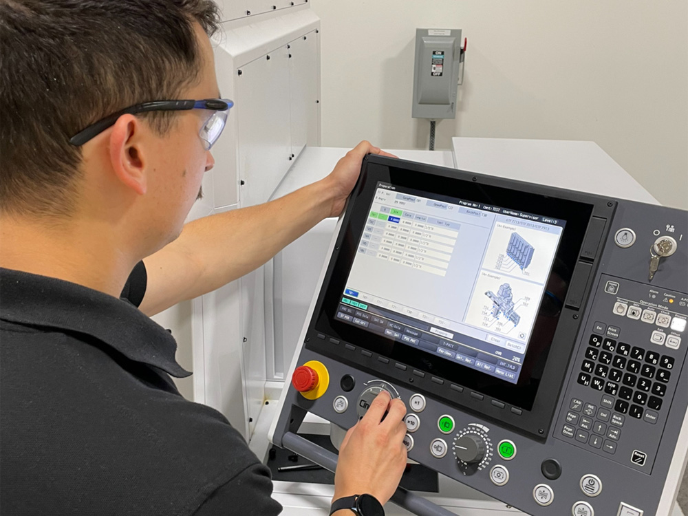 Giải pháp nâng cấp hệ thống CNC máy phay, tiện bằng bộ điều khiển mới